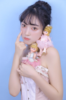 美女把小内内脱了露出J的小视频